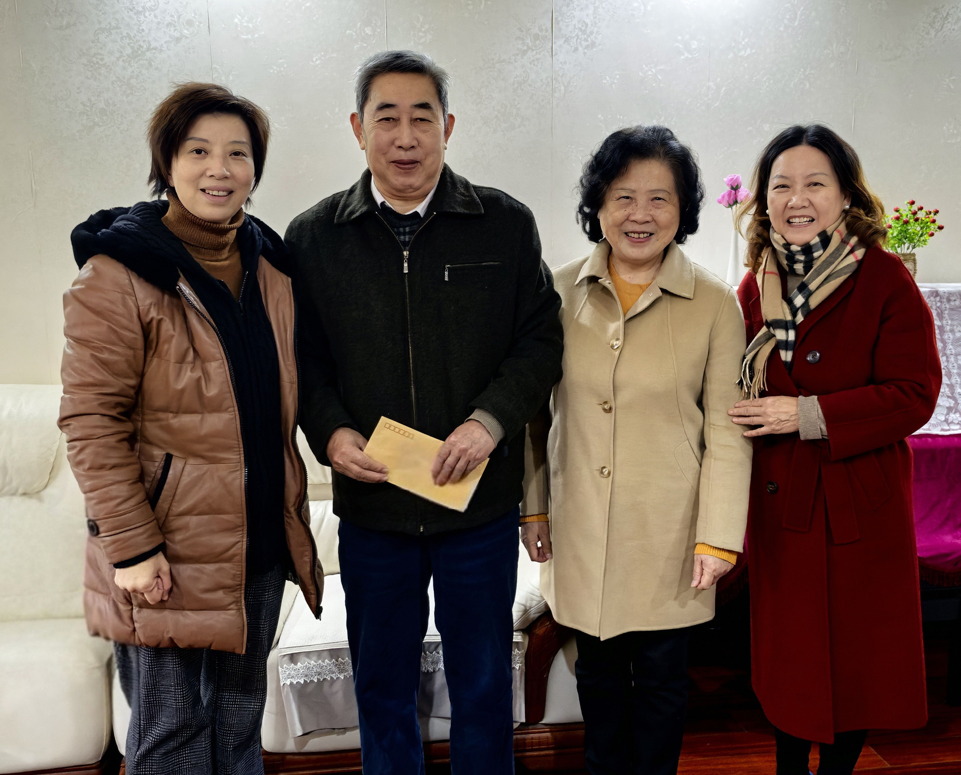 QY千亿球友会春节前走访慰问退休老教授
